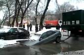 Старая Купавна - Видео дня: как коммунальщики в России разломали автомобиль