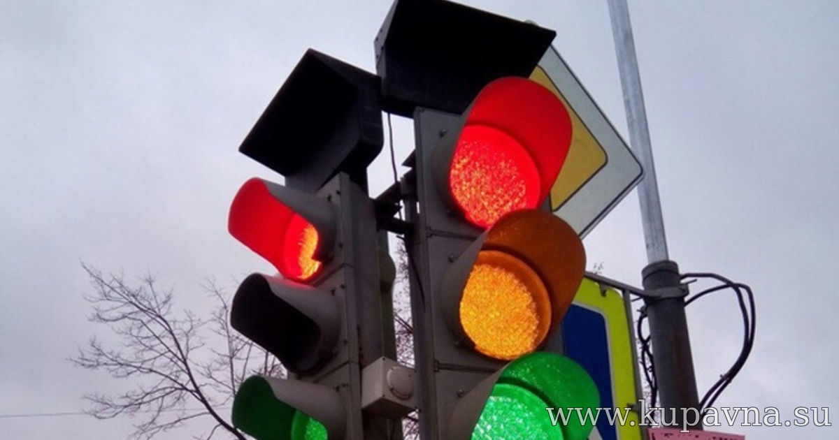 Светофор на комендантском. Светофор. Неисправный светофор. Много светофоров. Красный светофор.